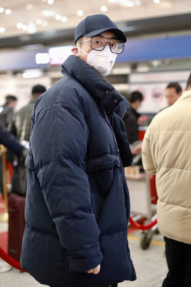 朱亚文现身机场，穿厚棉服保暖性超好，戴框架眼镜有文艺气质