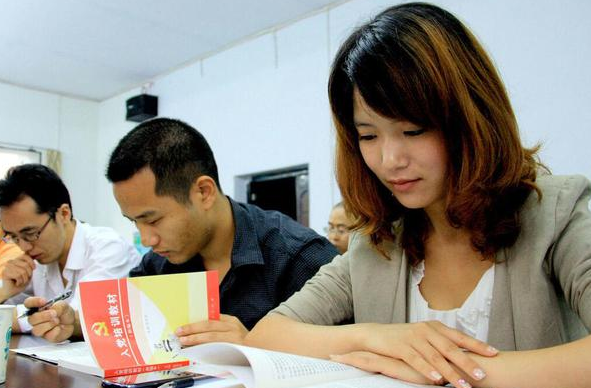 乡镇公务员将集体涨工资，县城公务员羡慕不来，你愿意报考吗