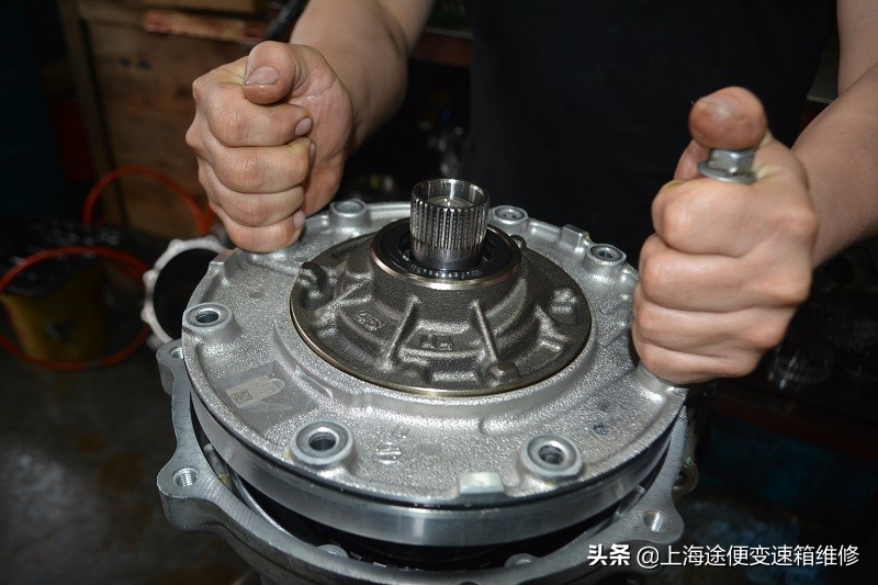 英菲尼迪FX35出现加速无力，顿挫，异响，抖动故障，变速箱维修