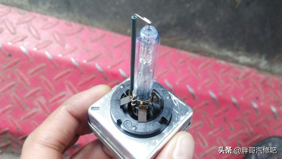 奥迪A6L大灯不亮，胖哥垃圾堆里找宝贝