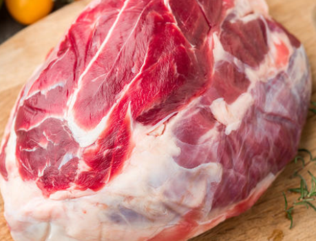 红烧牛肉，别只会焯水，牢记2个妙招，牛肉嫩滑多汁好吃，无腥味