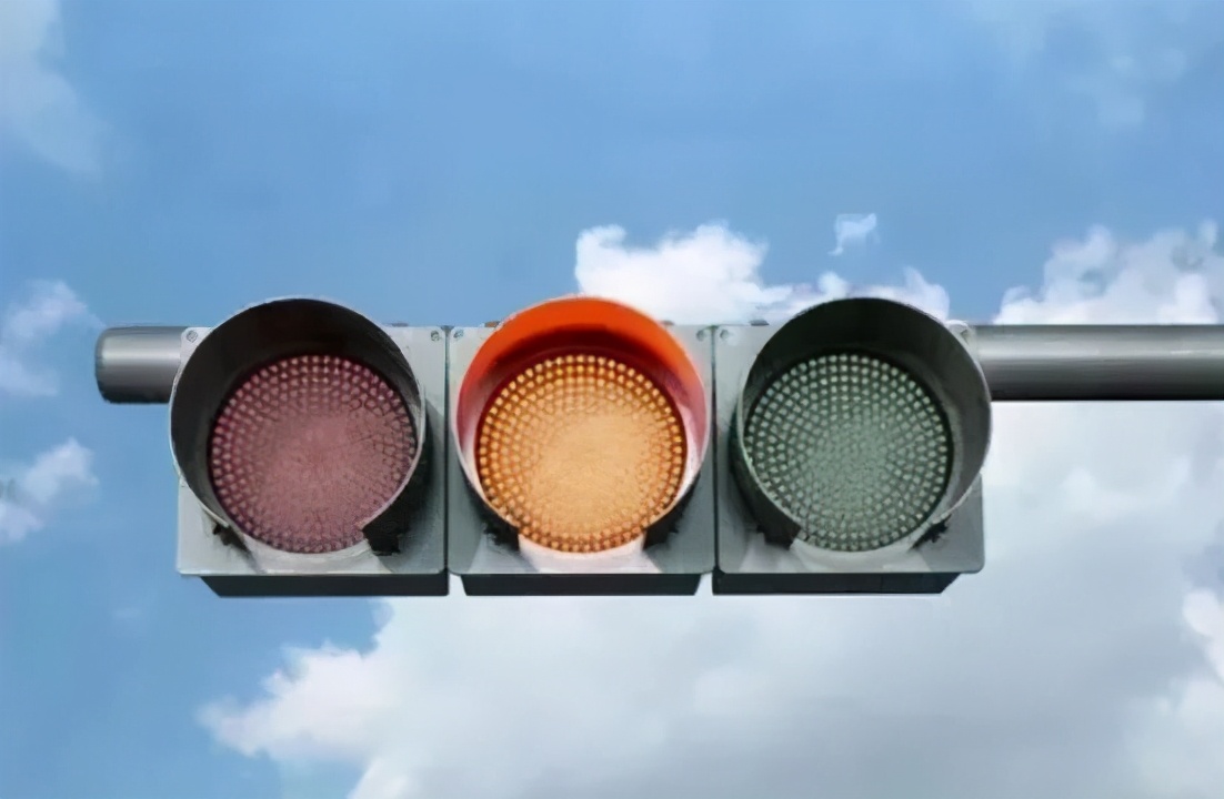 注意！黄灯出新规，走错扣6分罚200元