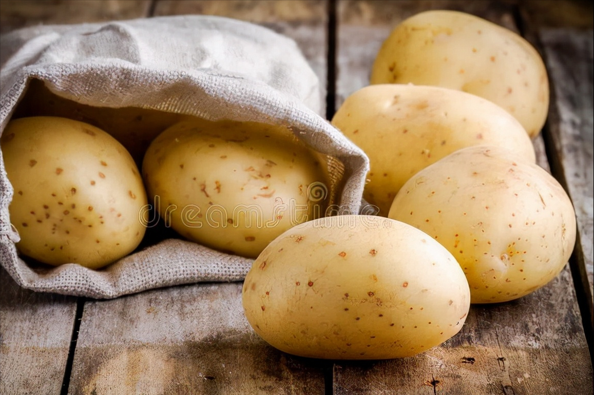 储存土豆有诀窍，分享一个土方法，不变绿不发芽，放一冬天也不坏