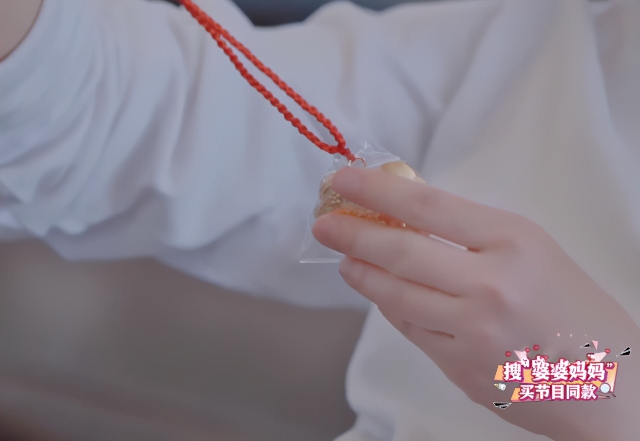 小姨送王灿足金的长命锁，谁注意王灿收到后的反应？太现实了吧