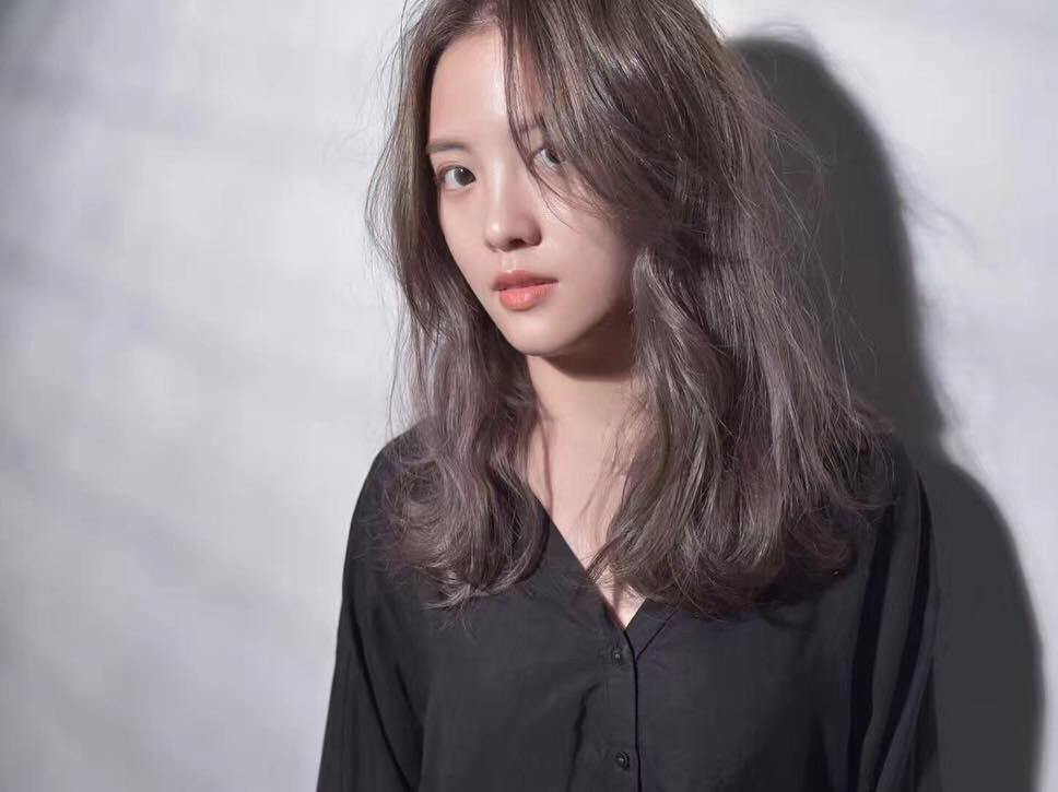 四五十岁的女人留头发别老一套，试试这几款烫发，儿媳妇都夸年轻
