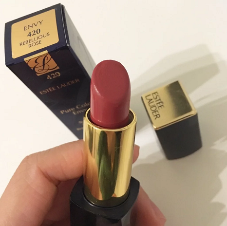 MAC和雅诗兰黛的口红哪个好？它们同属一个公司，到底有什么不同