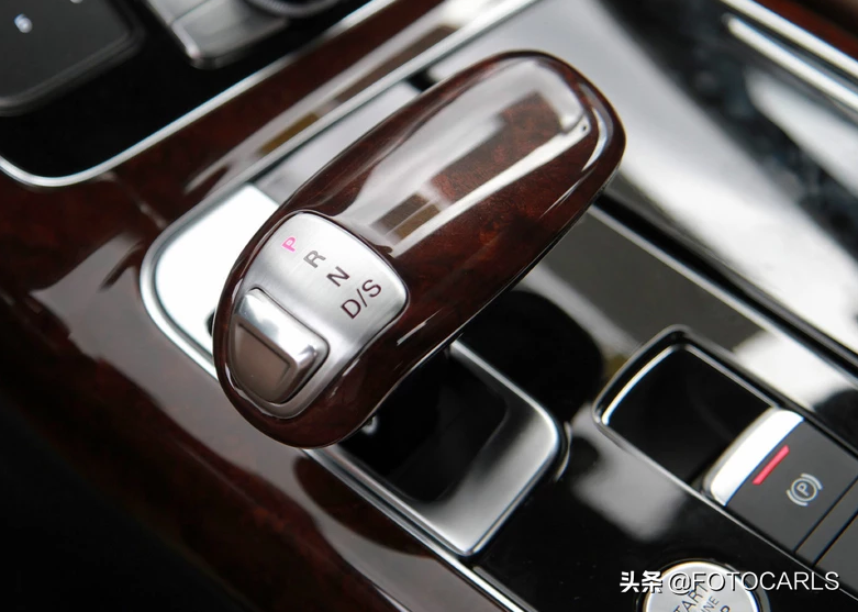 W12奥迪A8L 6.3实拍，很喜欢这个档杆，别在它面前提霸气