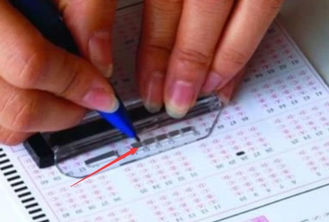 为啥高考要用“2B铅笔”？看完高考阅卷方式，学生：我爱2B铅笔