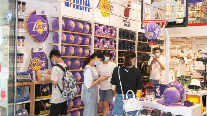 哪些地方名创优品上架了nba(湖人热火在列！名创优品与NBA战略合作，推出百款球队联名新品)