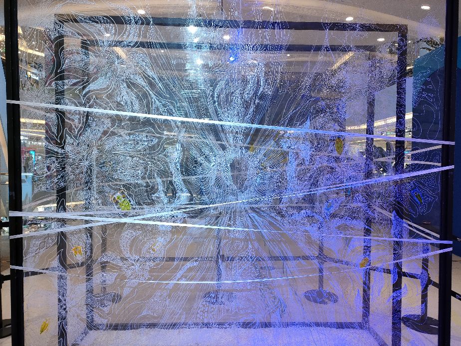 在大商场里看艺术展览是一种什么样的体验？