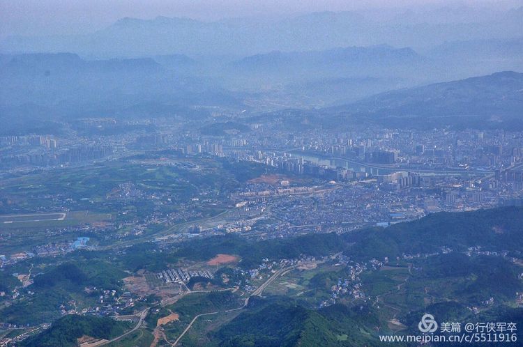 玉壶峰下松涛起，天界佛国掸尘埃！走遍千山万岭，唯天门山独有
