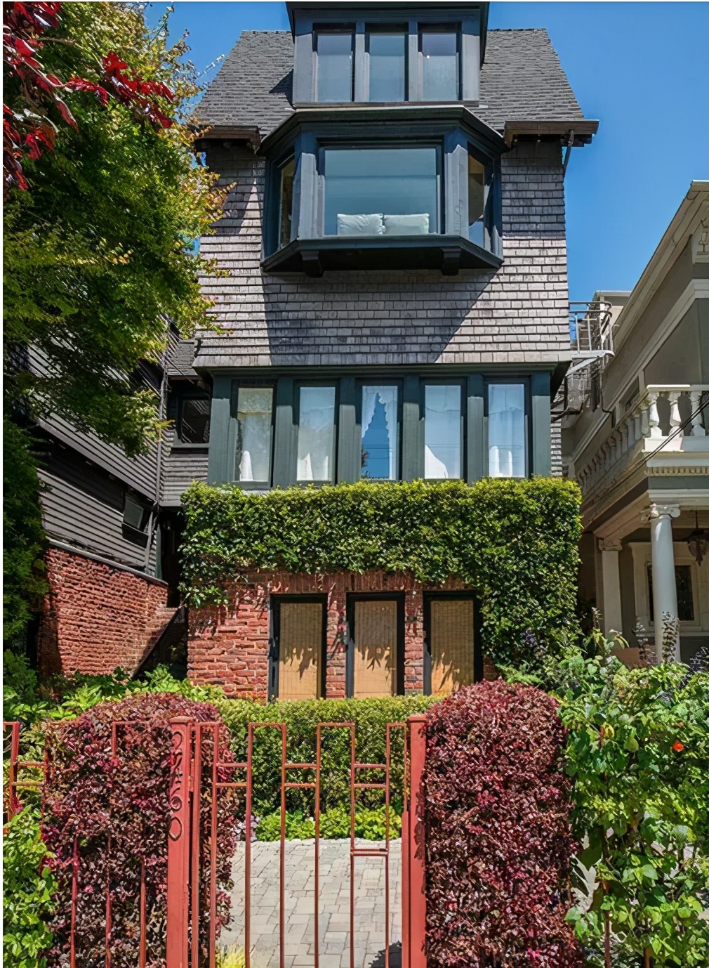 离婚后照顾好女儿,沉迷姐弟恋,江珊的4千万豪宅彰显了她的底气