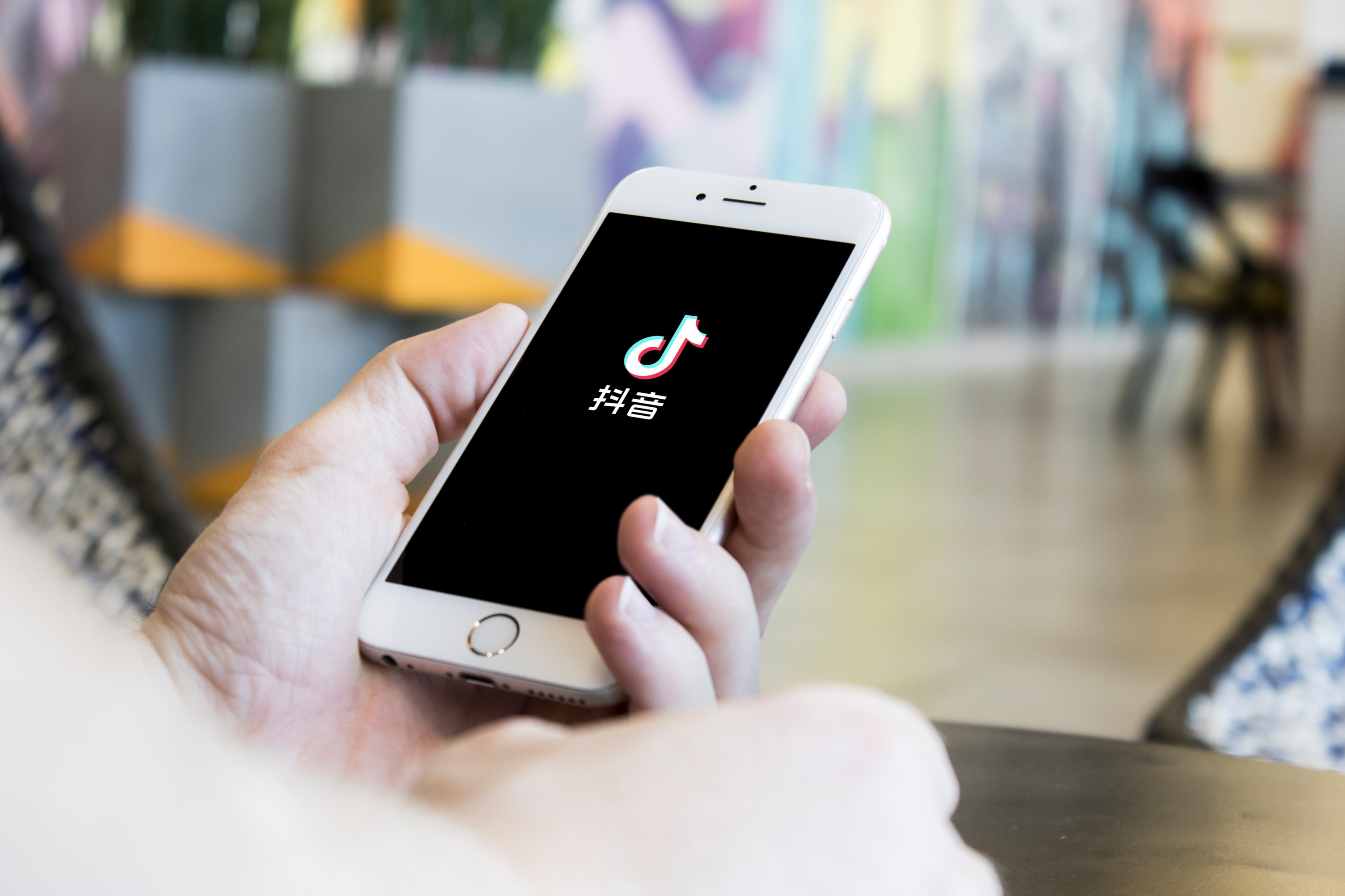 跟喜马拉雅抢用户？抖音推出“听”视频功能：可后台收听视频内容