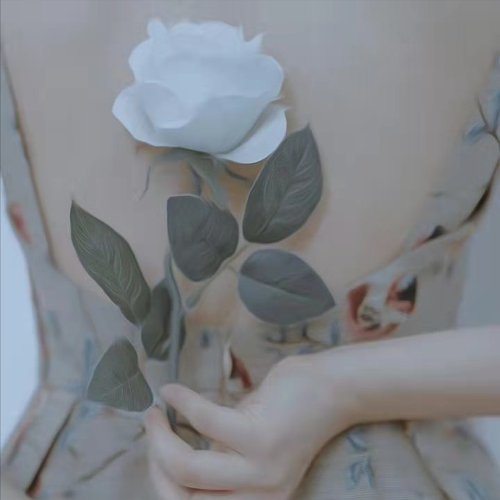 新生的期盼，如晨曦初照，温柔地铺满我心间。