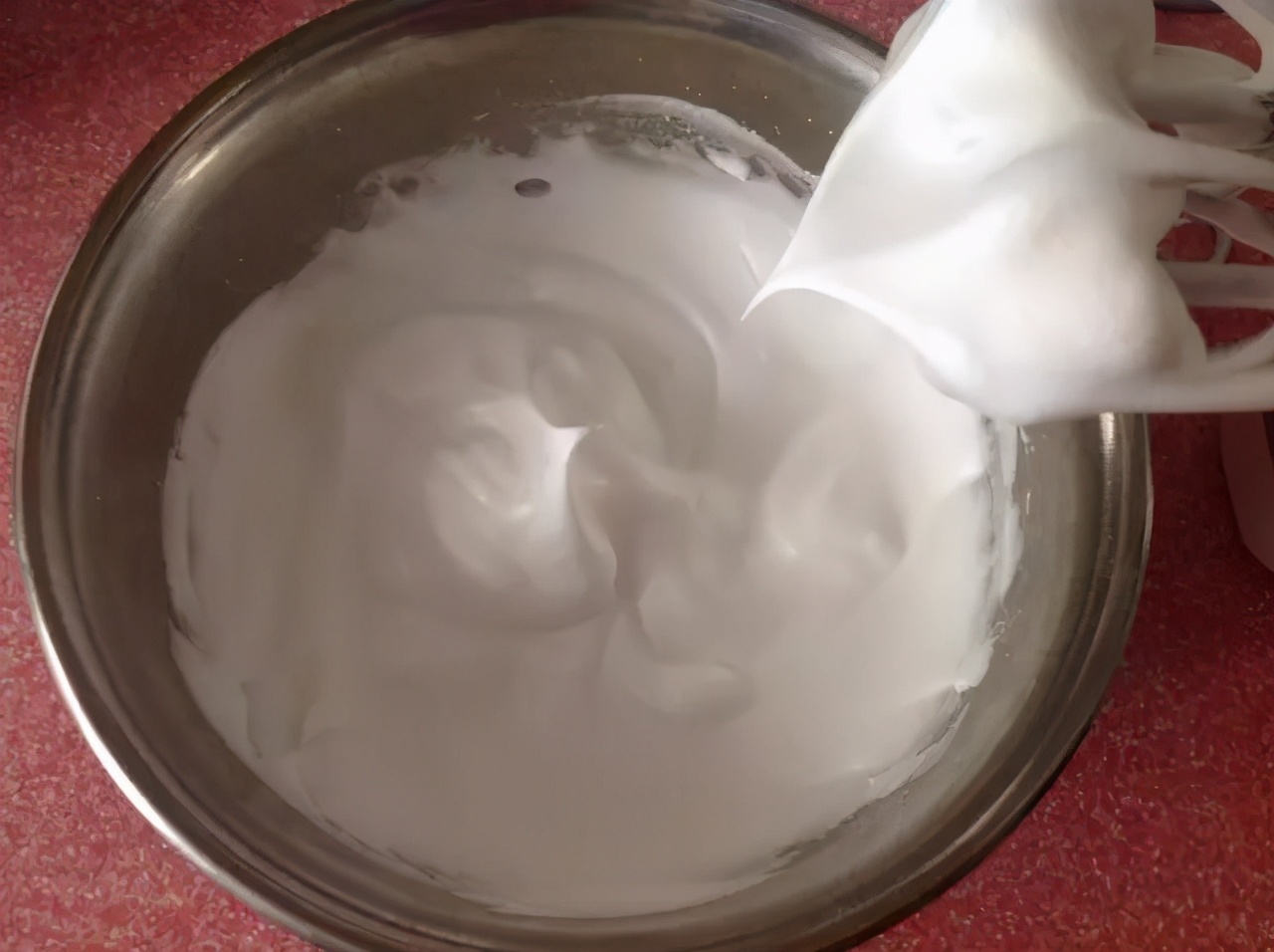 烘焙干货｜蛋清打发攻略，新手也能零失误，轻松打出完美蛋白霜