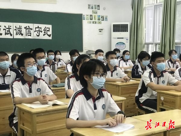 校长门口迎接学生“回家”，学生自觉早自习……高一高二返校复课首日校园这是样的