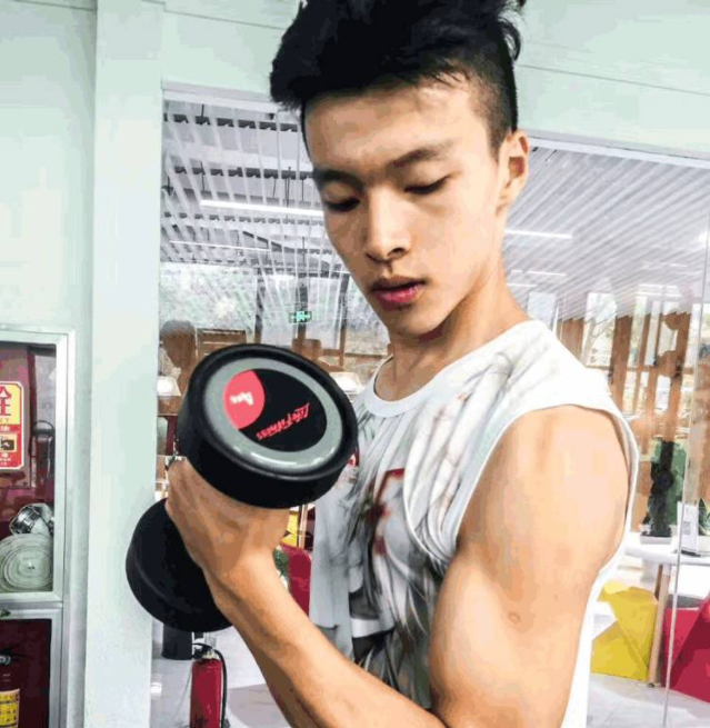 清华帅气学霸走红，与“篮球网红”PK球技最后胜出，曾是高考状元