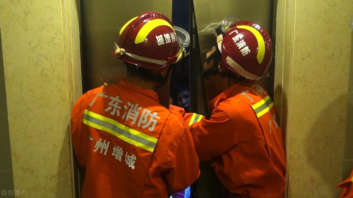痛心！男孩被困电梯自救坠亡！你知道的电梯自救方法可能是错的