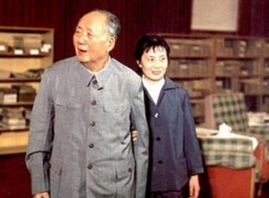 在1974年的某一天，主席的耳疾突然发作。