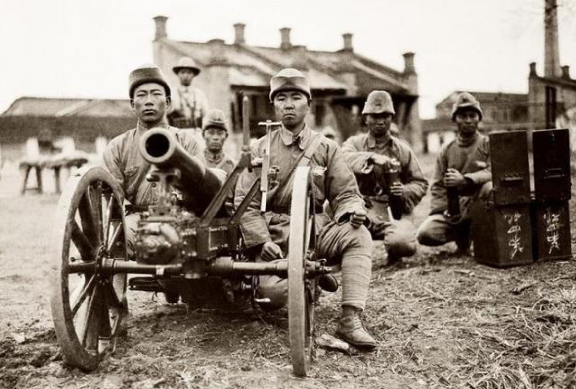 近代战争中，士兵的腿上为何要缠上绑腿？小小一条布带，作用真多