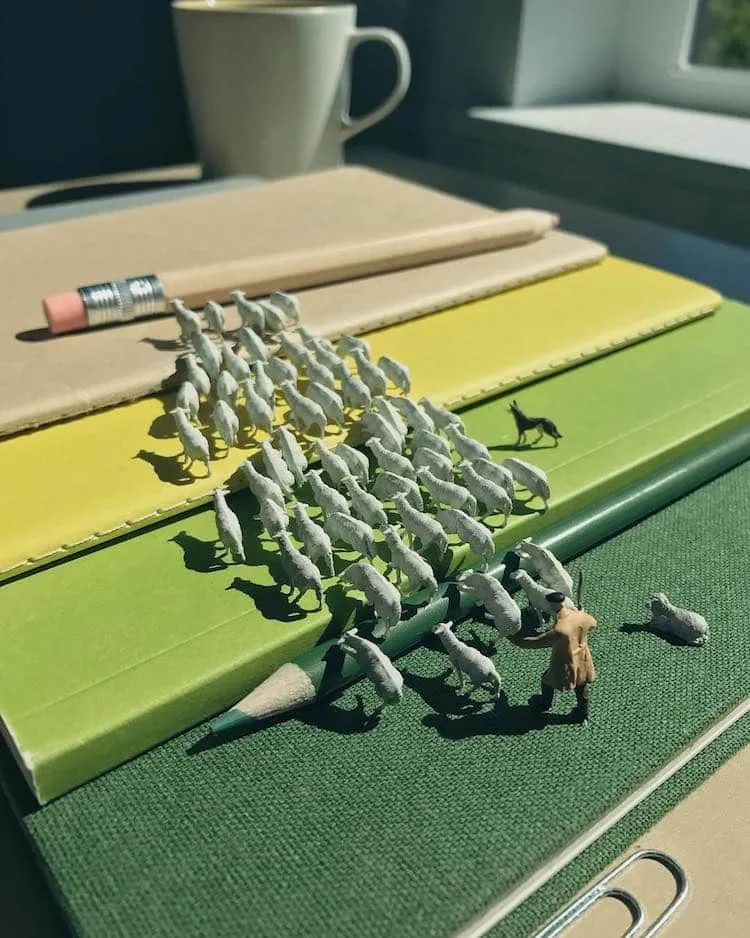 坐办公室太无聊，为了打发时间，他玩出新花样，值得学习