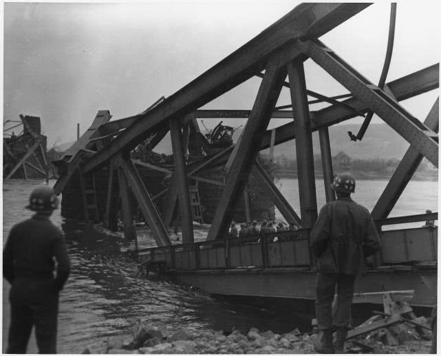 为了夺回这座大桥，纳粹绞尽脑汁，不惜动用“终极武器”