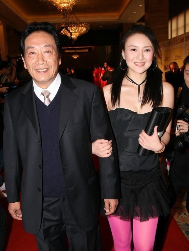 一石激起千层浪,各种流言蜚语向王奎荣袭来,网友们开始对这对夫妇展开