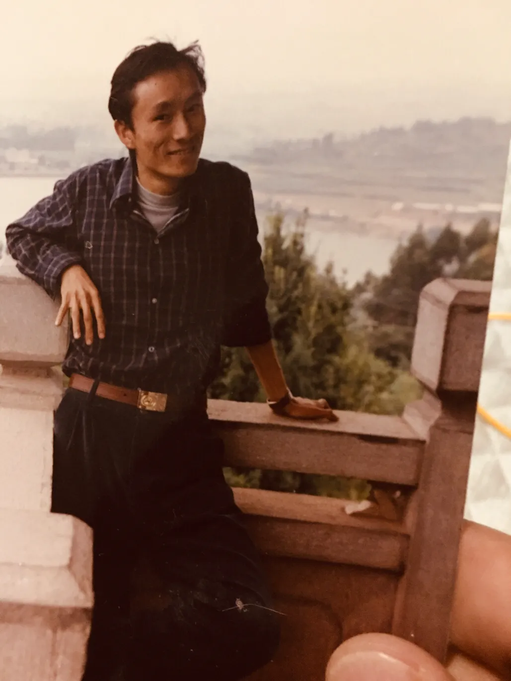 轻拨琴弦，悠扬乐音如清泉流淌于简单生活的每一个瞬间