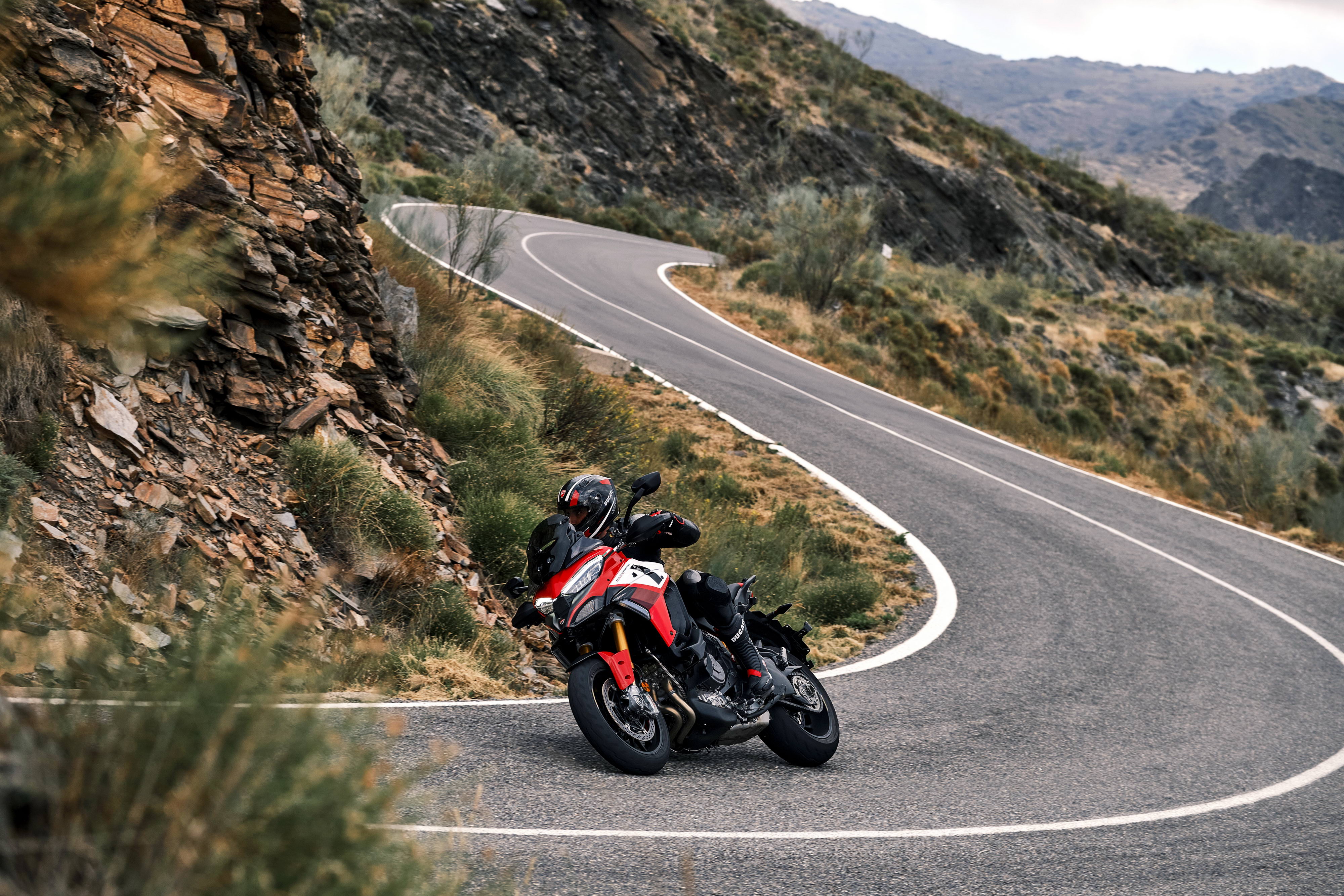杜卡迪 2022 Multistrada V4 派克峰版 户外特写