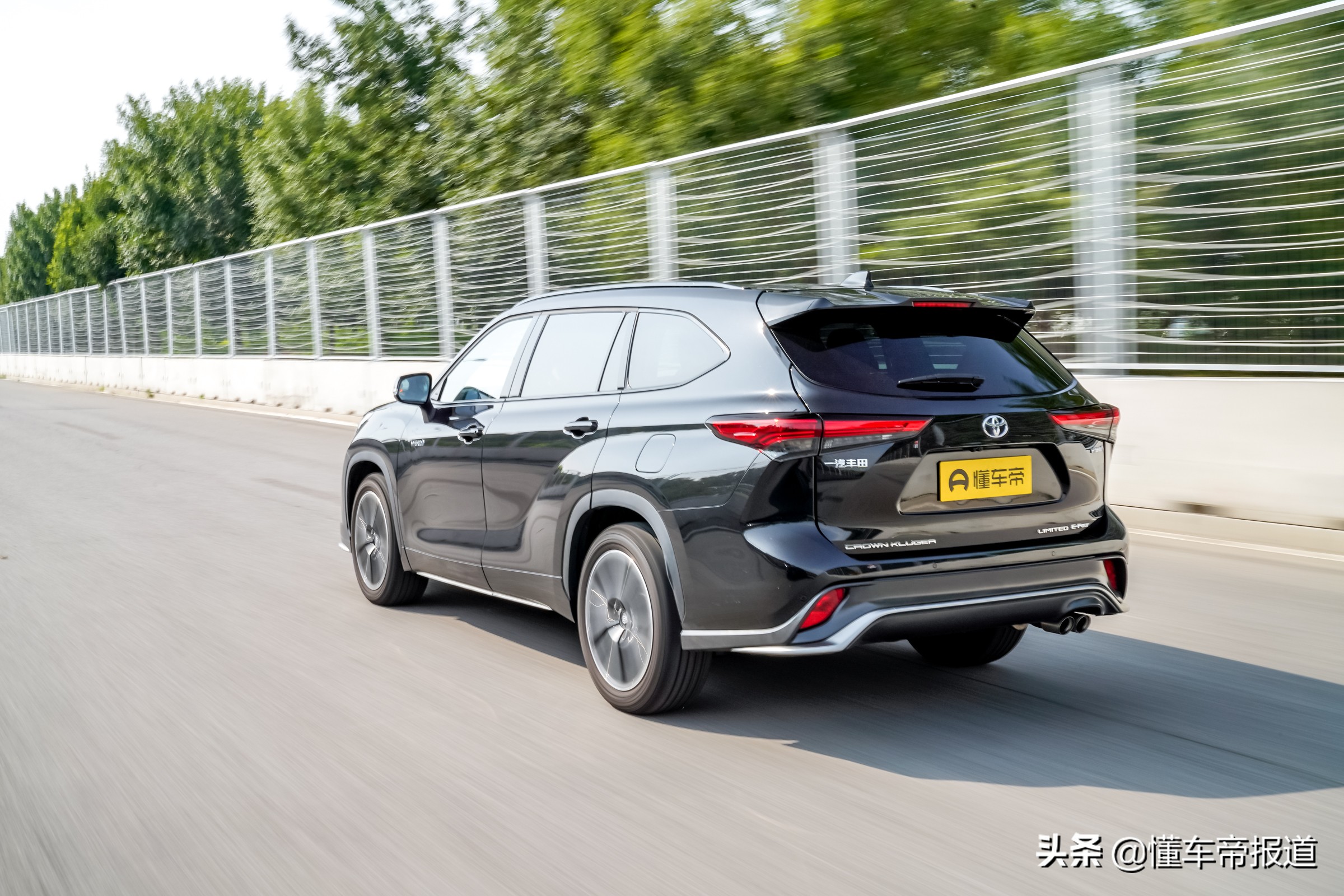 试驾｜同宗同源，却定位更高？一汽丰田皇冠陆放初体验