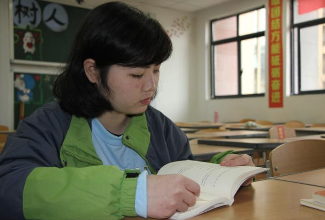 两次骨折两次考上大学 这名拄双拐重症女孩的大学路让人感动