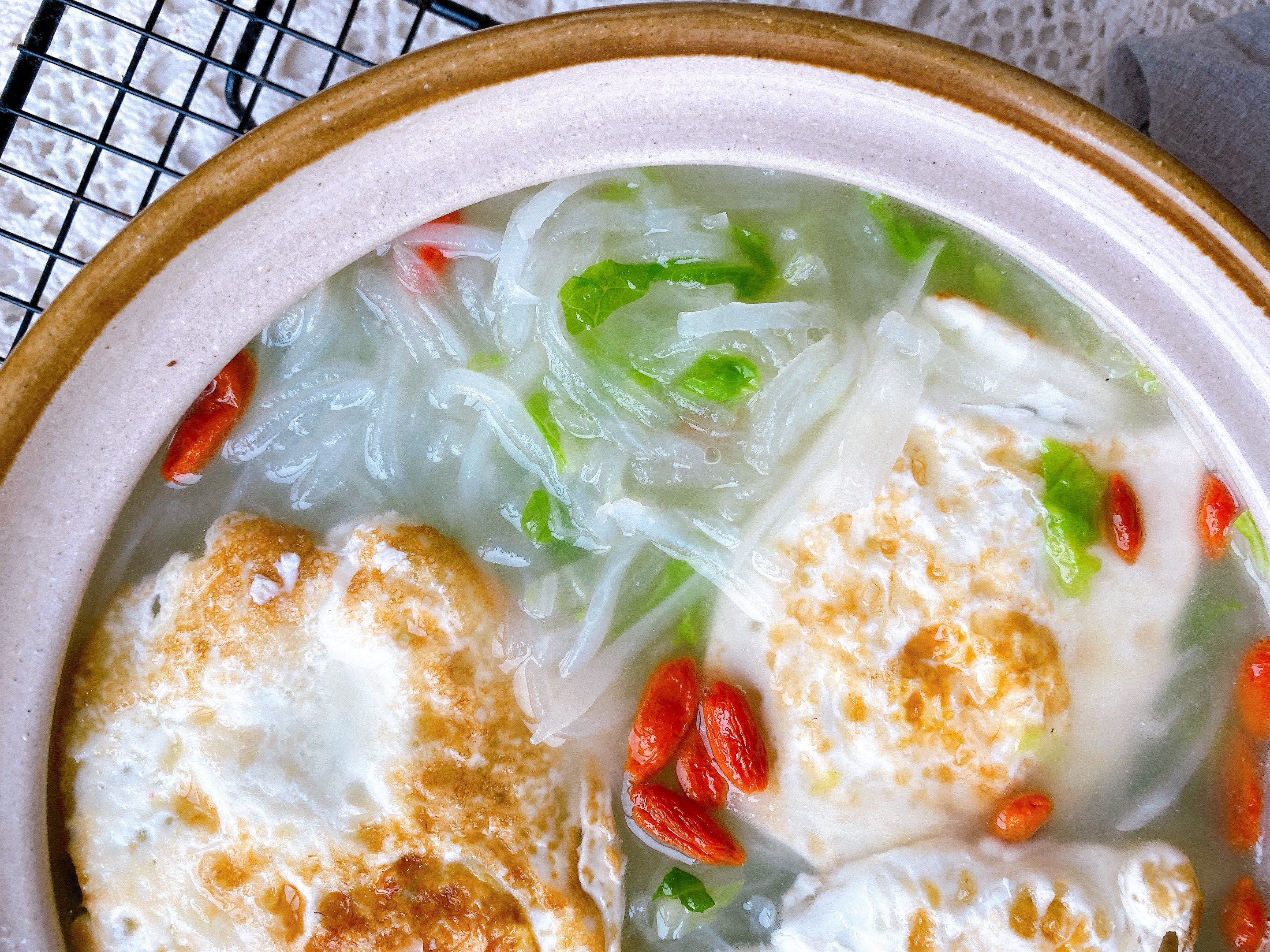 冬天要多喝这“2白汤”，荤素搭配，汤色浓白不油腻，10分钟完成