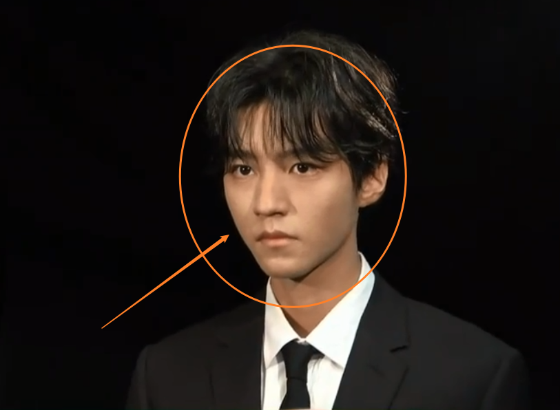 王俊凯百花奖后台拍摄,在高清怼脸拍镜头下,脸部状态过于真实