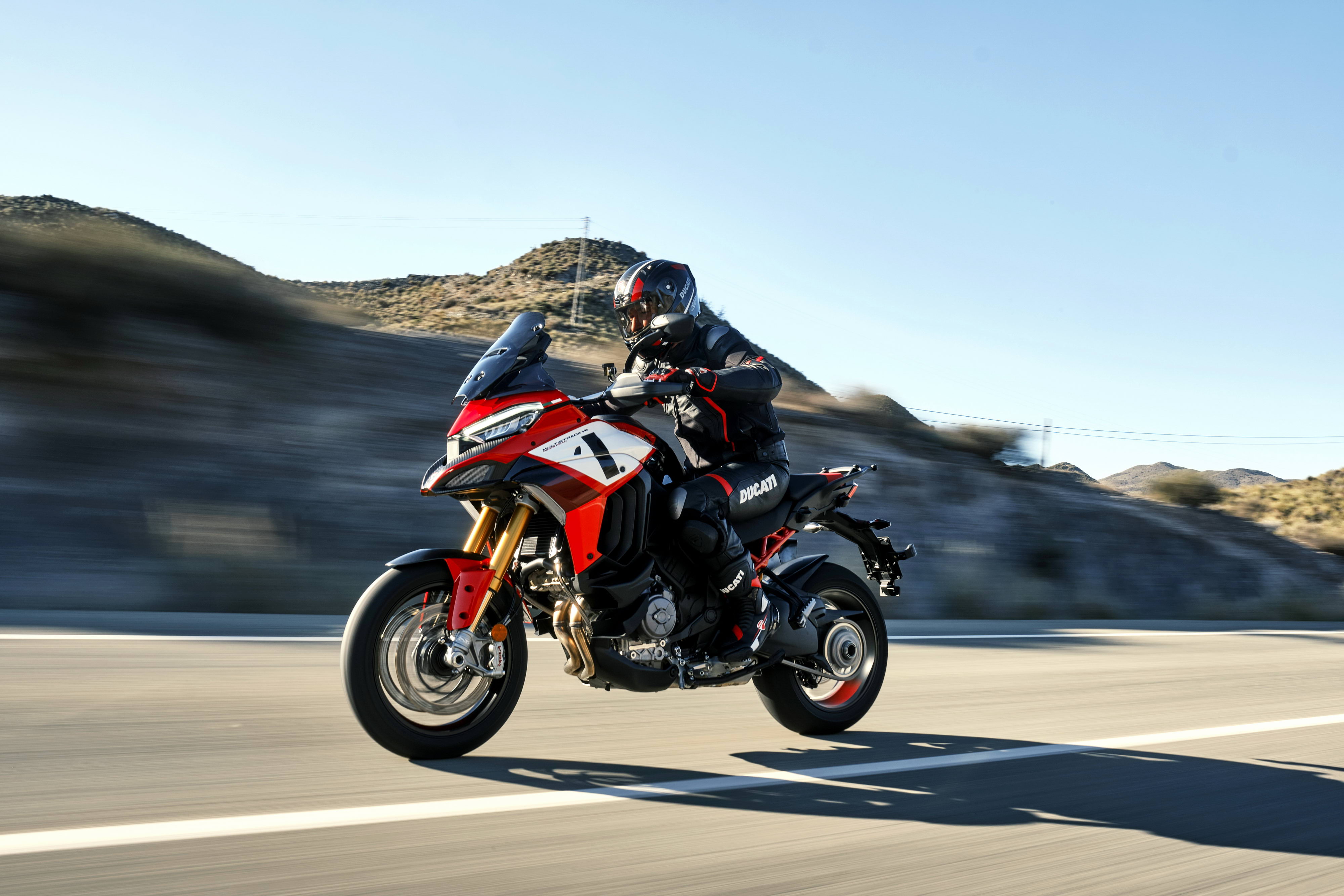 杜卡迪 2022 Multistrada V4 派克峰版 户外特写