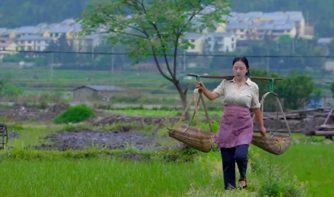 凭自己努力走红的8位女网红，一个比一个拼，有人因一条裙子爆火