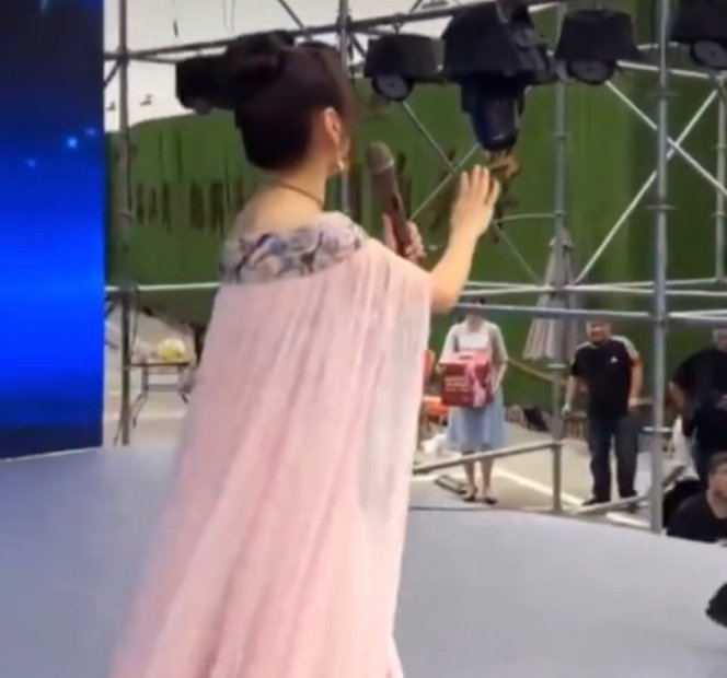 杨钰莹商演,低调友善被赞!隐退10年复出，年龄成谜!气场秒赢网红