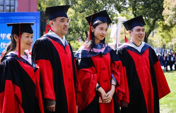 上过大学VS没上大学，4张对比图展现差距，过来人直呼真实