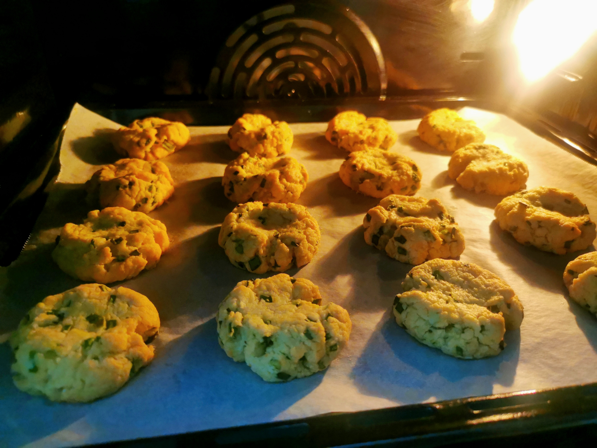 不用黄油也能做饼干！1碗面粉，1把香葱，教你做咸味的香葱酥