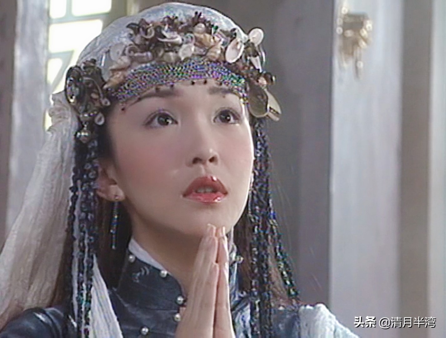 范文芳饰演的任盈盈,既有小魔女的邪气,又有圣姑的端庄之气,举手投足