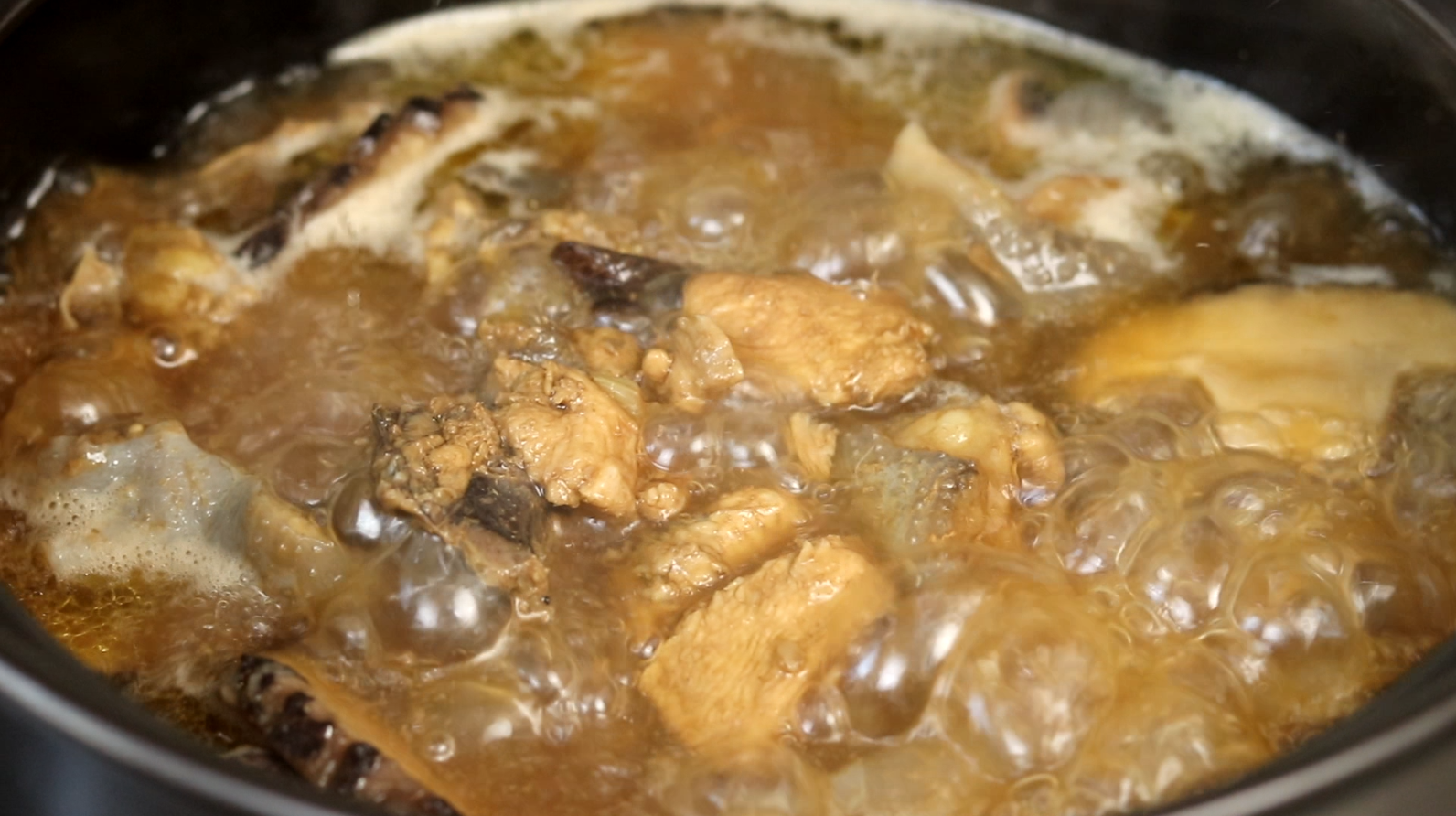 炖鸡肉时，切记别直接焯水，教你正确做法，鸡肉鲜香嫩滑不腥不柴