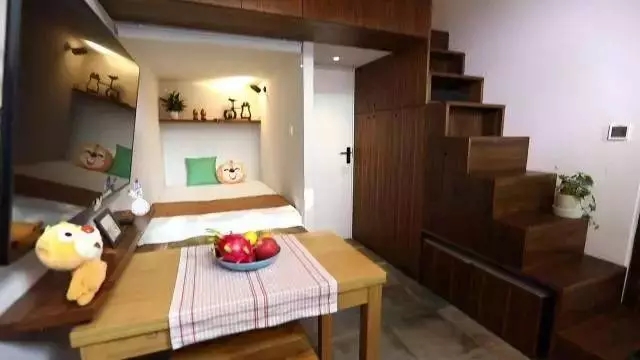 北京胡同18m²老房，24小时开灯生活，父亲睡在女儿女婿上铺