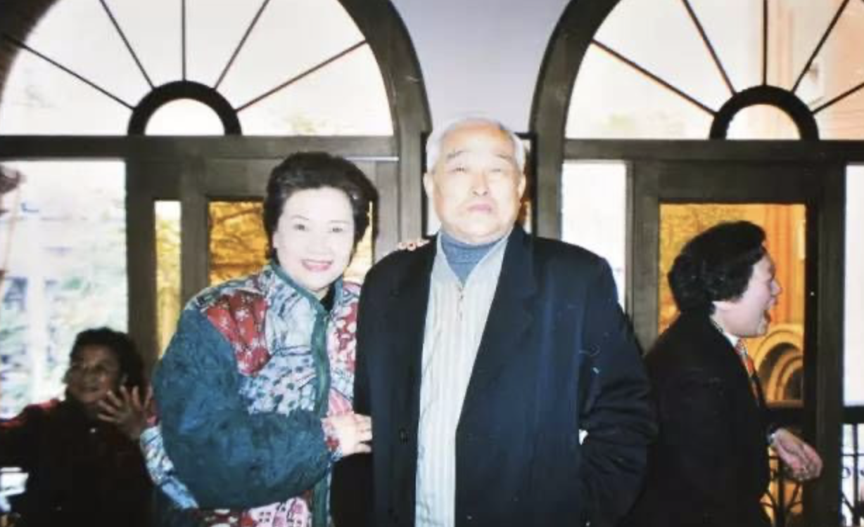 “歌唱家”朱逢博：丈夫死后不愿下葬遗体，痴情守候骨灰14年