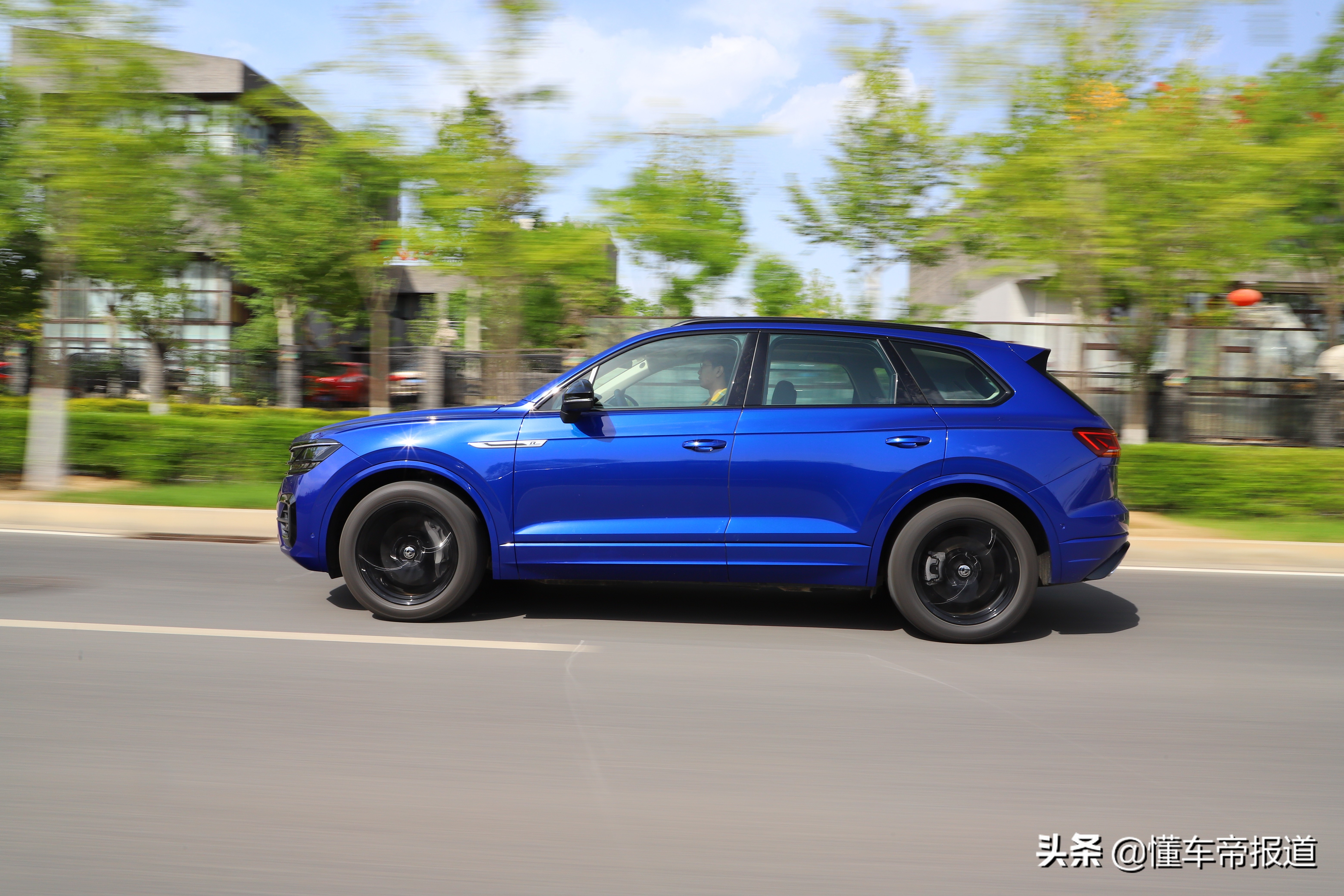 新车｜用黑化补足气场，试驾大众途锐3.0 TSI锐享版曜黑运动套装