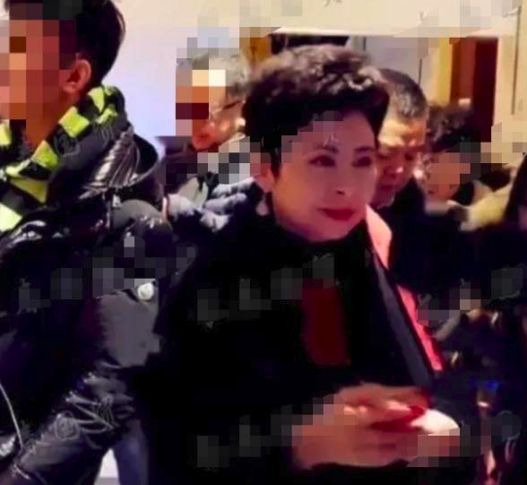 58歲董文華近照曝光，臉部浮腫略顯滄桑，曾為事業堅持不生孩子