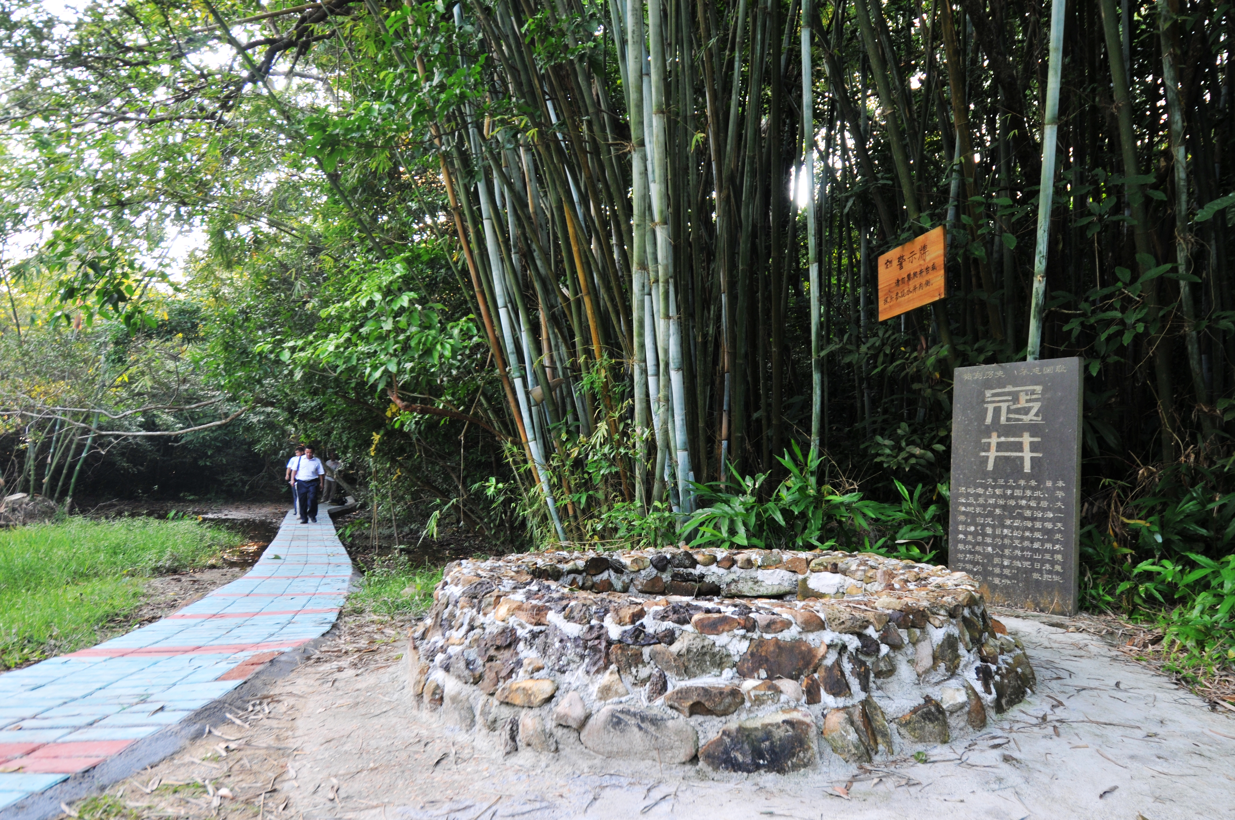 竹山村榕樹頭自然村,三面環海,是大清國一號界碑景區中美麗的自然景點