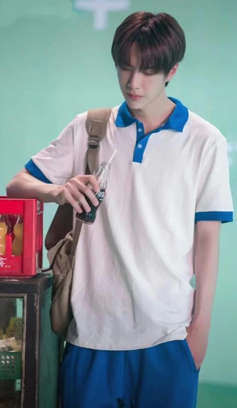 高中生男穿衣搭配图片(李易峰身穿蓝白校服出席活动) - 赤虎壹号