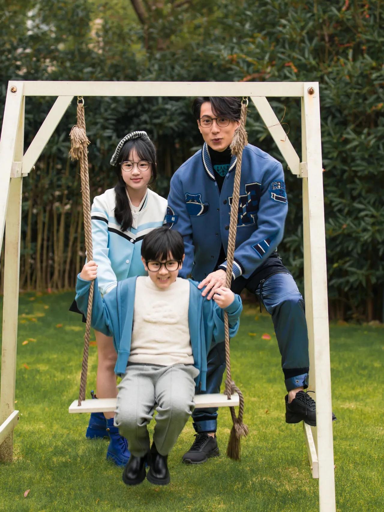 吴尊和儿女戴黑框眼镜拍大片，8岁max变圆润，五官和爸爸一模一样