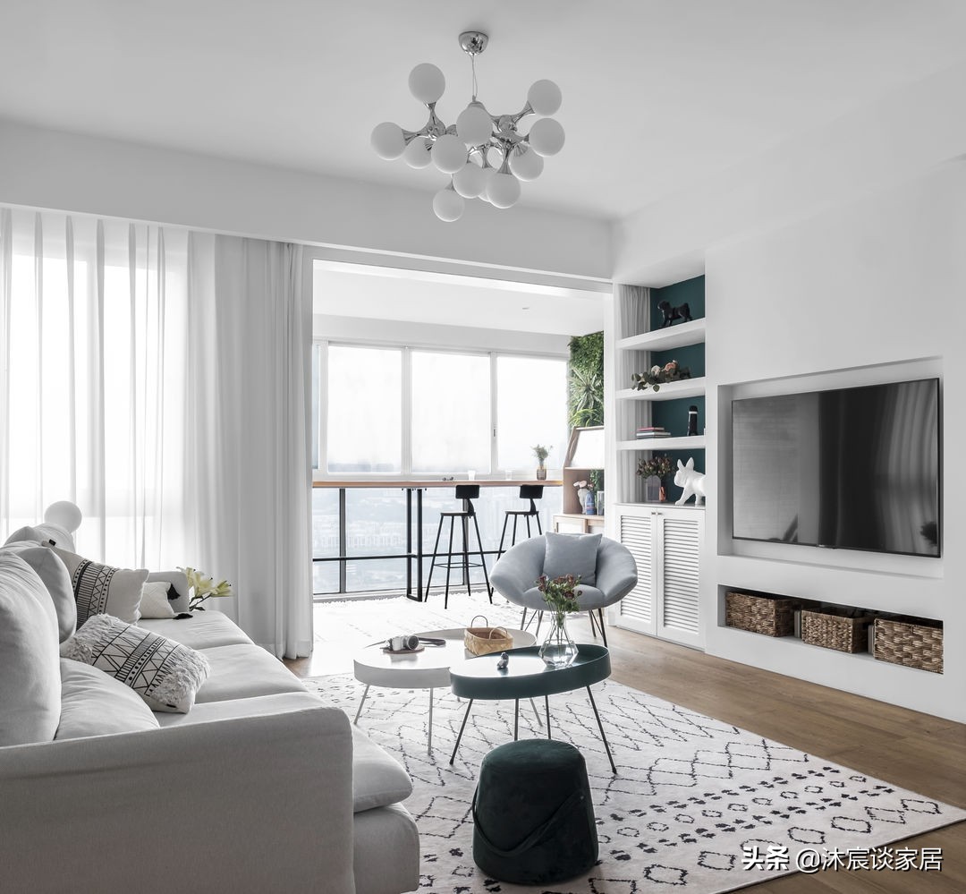 向往田园生活的夫妻俩，把家装得清爽大方，还有让人快乐的大阳台