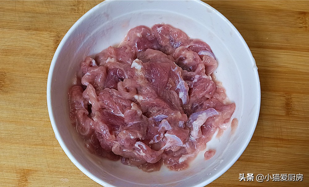 这道南瓜和猪瘦肉一起做的下饭菜“金汤肉片”，酸辣得恰到好处