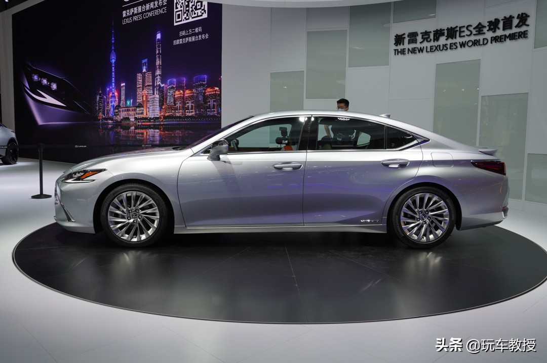 新款雷克萨斯ES亮相！外观更犀利 内饰更具科技感